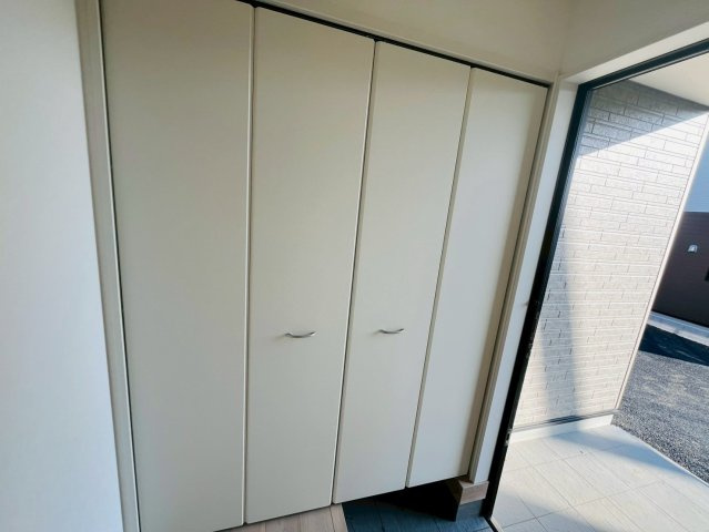 【Cradle Garden】　結城市結城　第４３の玄関|〇６号棟　玄関〇
広い玄関ホールに靴などの収納スペースが付いた間取り♪おうちの顔である玄関は大切なお客様をお迎えする大切な空間です（＾＾）
2025年12月撮影