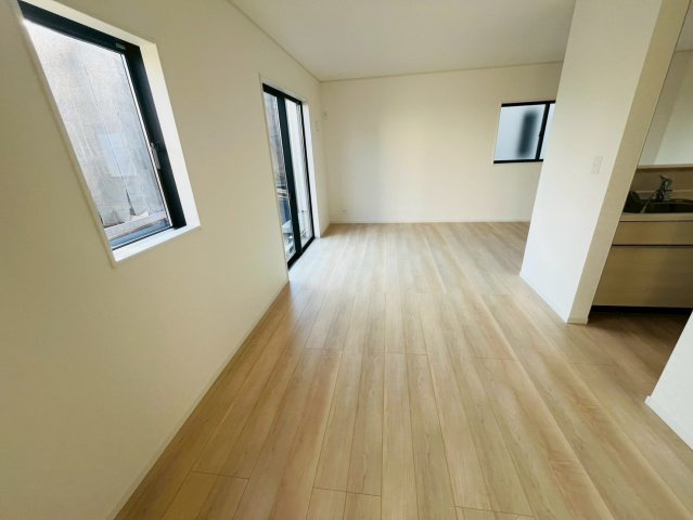 【Cradle Garden】　結城市結城　第４３の居間・リビング|〇６号棟　リビング〇
南面には掃出し窓があり、明るい日差しが差し込みます（＾＾）
2025年12月撮影