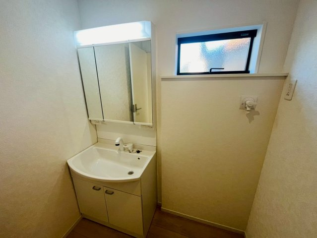 【Cradle Garden】　結城市結城　第４３の独立洗面台|〇６号棟　洗面化粧台〇
三面鏡の洗面化粧台！お出かけ前のチェックにも大活躍します！
2025年12月撮影