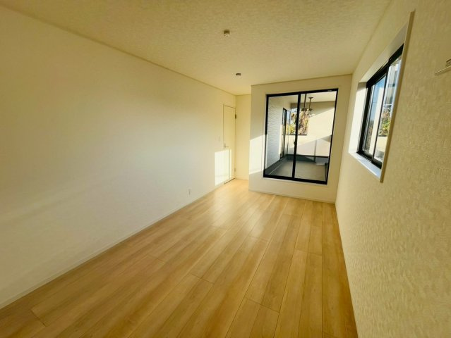 【Cradle Garden】　結城市結城　第４３の洋室|〇６号棟　洋室　8帖〇
バルコニー面するクローゼット付き主寝室。バルコニーへ出入りすることが出来るのでお布団を干す際にとても便利です♪
2025年12月撮影