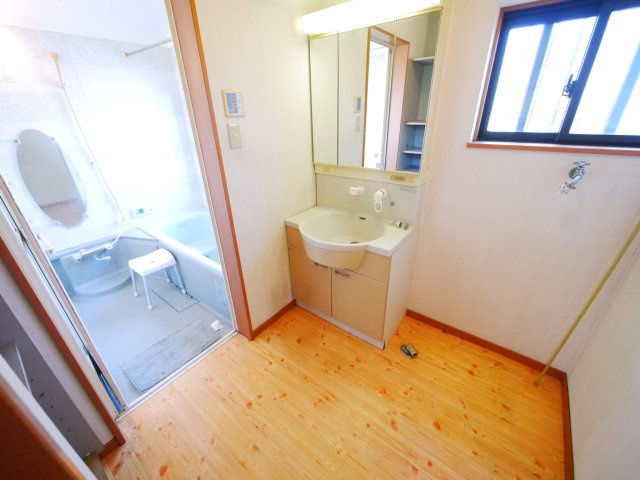 八街市八街は　中古戸建の独立洗面台|オール電化 太陽光発電システム スーパーベイシア徒歩約12分 八街市立朝陽小学校徒歩約6分 車2台可