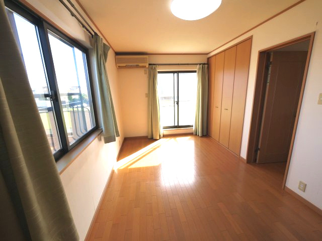 八街市八街は　中古戸建の洋室|オール電化 太陽光発電システム スーパーベイシア徒歩約12分 八街市立朝陽小学校徒歩約6分 車2台可