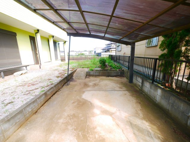 八街市八街は　中古戸建の駐車場|オール電化 太陽光発電システム スーパーベイシア徒歩約12分 八街市立朝陽小学校徒歩約6分 車2台可