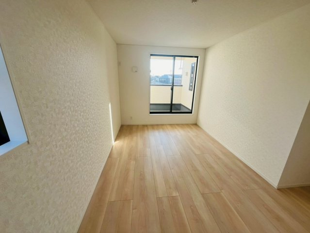 【Cradle Garden】　結城市結城　第４３　全４邸の洋室|〇７号棟　洋室　8.5帖〇
バルコニー面するクローゼット付き主寝室！大きなベッドを置いてもゆとりのある広さです♪
2025年12月撮影