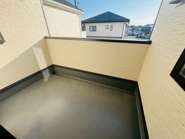 【Cradle Garden】　結城市結城　第４３　全４邸のバルコニー|〇７号棟　バルコニー〇
屋根付きのインナーバルコニーなら、急な雨でも安心♪共働きのご夫婦にもおすすめです（＾＾）
2025年12月撮影