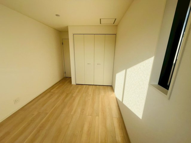 【Cradle Garden】　結城市結城　第４３　全４邸の洋室|〇７号棟　洋室　6.5帖〇
各居室に収納付きで住みやすさにこだわっています♪
2025年12月撮影