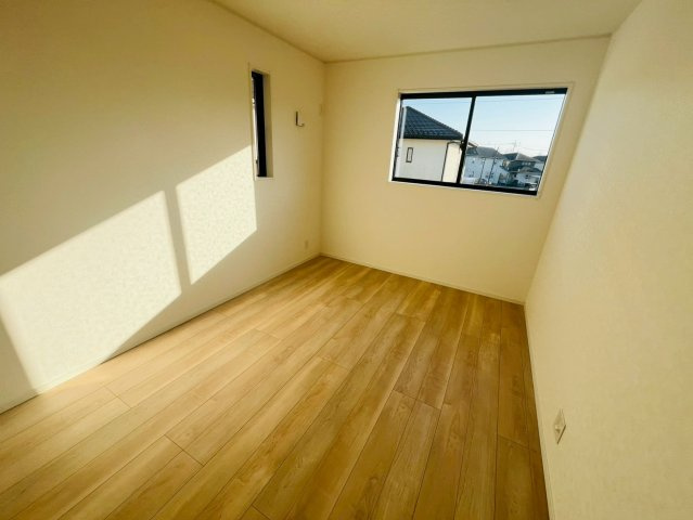 【Cradle Garden】　結城市結城　第４３　全４邸の洋室|〇７号棟　洋室　6.5帖〇
南面に面していますので朝も気持ちよく日差しがふりそそぎます♪
2025年12月撮影