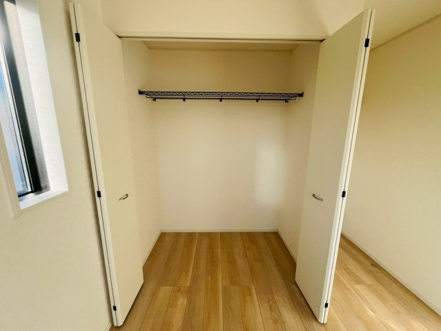 【Cradle Garden】　結城市結城　第４３　全４邸の収納|〇７号棟　クローゼット〇
各居室に収納がございますので最大限お部屋を広く使うことができます♪
2025年12月撮影