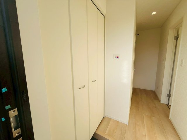 【Cradle Garden】　結城市結城　第４３　全４邸の玄関|〇７号棟　玄関〇
広い玄関ホールに靴などの収納スペースが付いた間取り♪おうちの顔である玄関は大切なお客様をお迎えする大切な空間です（＾＾）
2025年12月撮影