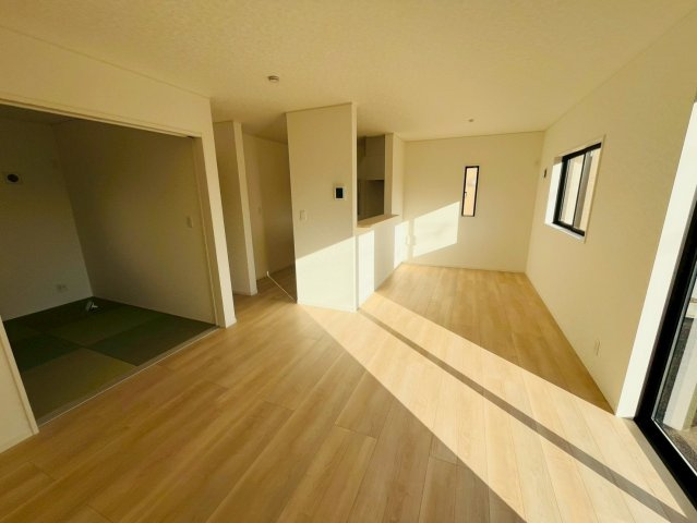 【Cradle Garden】　結城市結城　第４３　全４邸の居間・リビング|〇７号棟　リビング〇
落ち着きのある木目調のリビング。南面に窓がございますので太陽の光を反射し、室内を明るく保つことができます（＾＾）
2025年12月撮影