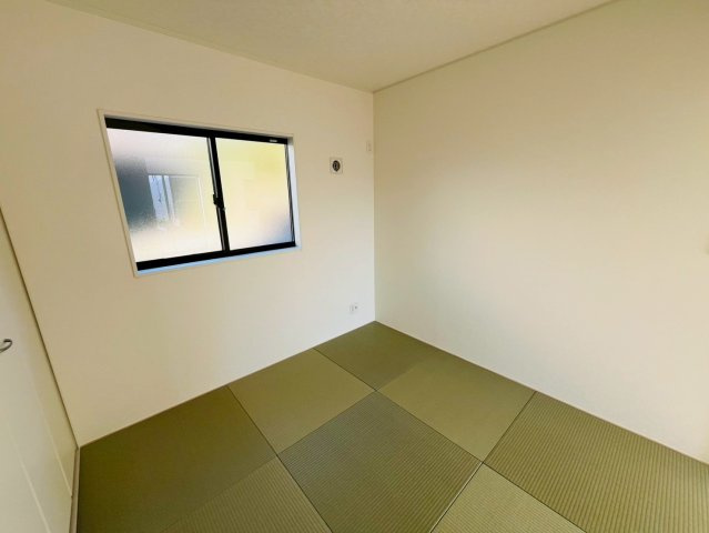 【Cradle Garden】　結城市結城　第４３　全４邸の和室|〇７号棟　和室　4.5帖〇
リビングと続き間の和室。ゆったりくつろぎたいときに嬉しいスペースです♪お子様のプレイルームとしても活用いただけます（＾＾）
2025年12月撮影