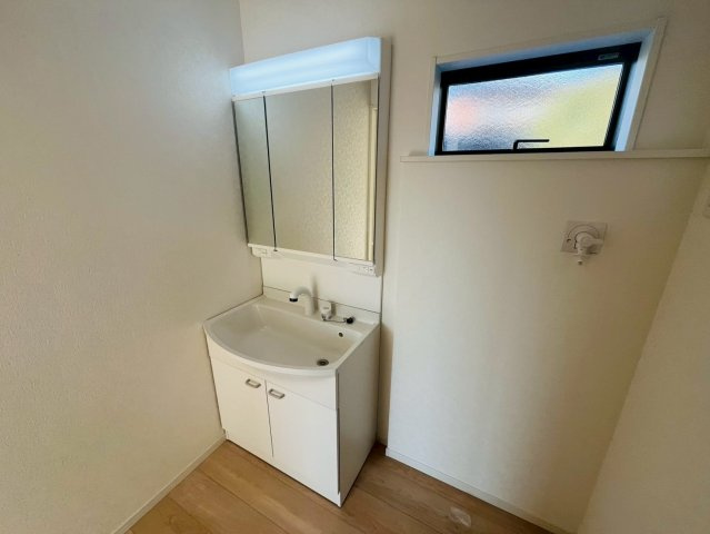 【Cradle Garden】　結城市結城　第４３　全４邸の独立洗面台|〇７号棟　洗面化粧台〇
ご家族揃って身支度可能なゆとりの洗面室（＾＾）三面鏡の大きな洗面台は、収納スペースも充実♪鏡の裏も収納スペースになっております。
2025年12月撮影