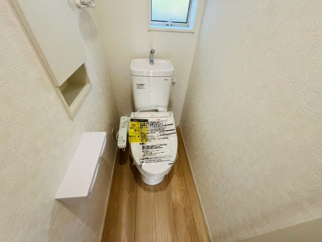 【Cradle Garden】　結城市結城　第４３　全４邸のトイレ|〇８号棟　トイレ〇
収納棚付きなので、トイレットペーパーなどを収納しておくことができます（＾＾）
2025年12月撮影