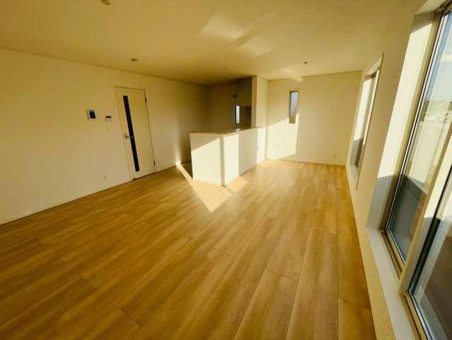 【Cradle Garden】　結城市結城　第４３　全４邸の居間・リビング|〇８号棟　リビング〇
広々17.5帖！落ち着きのある木目調のリビングです♪
2025年12月撮影