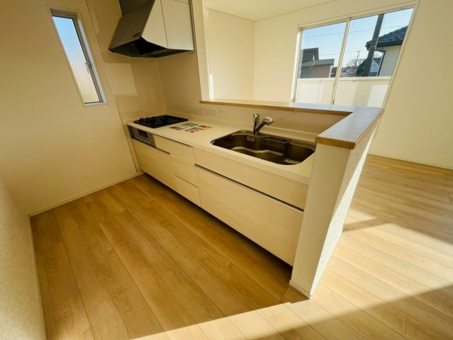 【Cradle Garden】　結城市結城　第４３　全４邸のキッチン|〇８号棟　キッチン〇
お料理をしながら、後片付けをしながら会話がはずむ対面キッチン。リビングが見渡せるので小さいお子様がいても安心です♪
2025年12月撮影