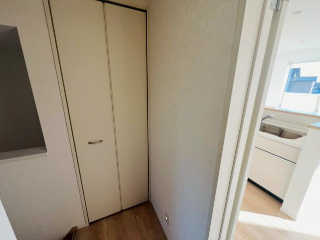 【Cradle Garden】　結城市結城　第４３　全４邸の収納|〇８号棟　クローゼット〇
2階ホールにも収納スペースがございます。日用品や小物など、収納しておくことができます♪
2025年12月撮影