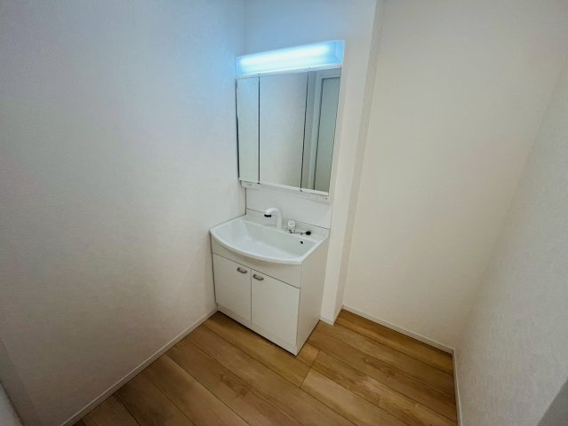 【Cradle Garden】　結城市結城　第４３　全４邸の独立洗面台|〇８号棟　洗面化粧台〇
三面鏡の大きな洗面台は収納スペースも充実♪鏡の裏も収納スペースになっております（＾＾）
2025年12月撮影