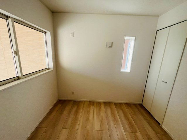 【Cradle Garden】　結城市結城　第４３　全４邸の洋室|〇８号棟　洋室　4.5帖〇
1階洋室。こちらの部屋からはガレージに停めてある愛車を眺めることができます！
2025年12月撮影