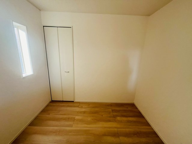 【Cradle Garden】　結城市結城　第４３　全４邸の洋室|〇８号棟　洋室　4.5帖〇
各居室収納付き♪窓から明るい日差しが差し込みます（＾＾）
2025年12月撮影