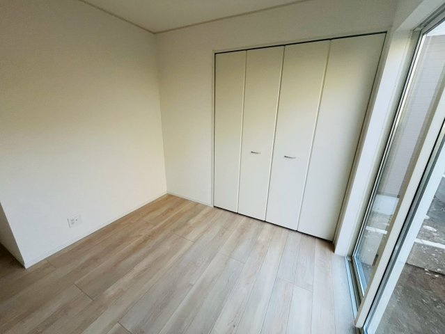 【Cradle Garden】　結城市結城　第４３　全４邸の洋室|〇８号棟　洋室　5帖〇
日差しが注ぎ、心地よい空間です。各居室に収納付きで住みやすさにこだわっています（＾＾）
2025年12月撮影