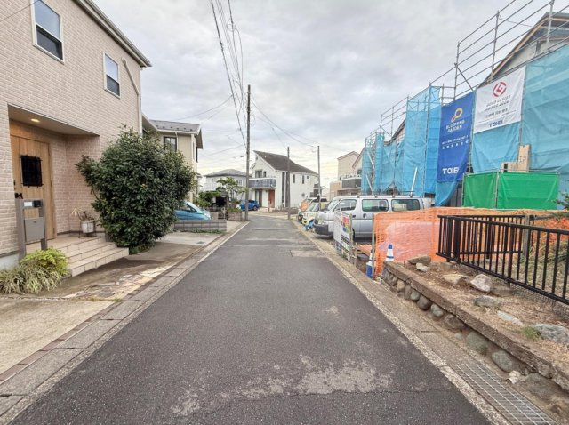 横浜市旭区万騎が原 新築戸建【仲介手数料無料】の前面道路含む現地写真