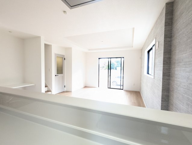 日立市桜川町　2期の居間・リビング|キッチンから見たリビングです。リビングは家族皆が集まる場所～家族会議からお子様の日々の成長を感じれる場所です