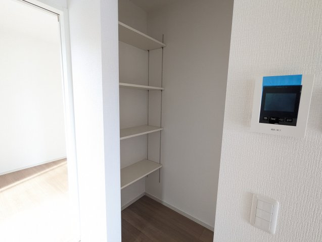 日立市桜川町　2期の収納|キッチン横のパントリーには、備蓄品や非常食のストックなどすっきり収納していただけます