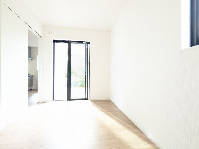 日立市桜川町　2期の洋室|リビング隣の洋室は、来客用やお子様との遊ぶスペースにぴったりです
