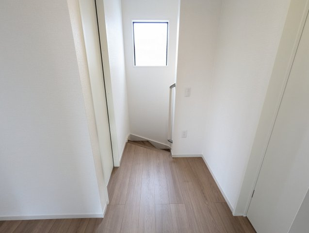 日立市桜川町　2期の内装|窓付きの階段は明るく、手すり付きで小さなお子様でも安心です