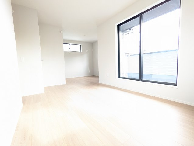 日立市桜川町　2期の洋室|バルコニーに面した明るい洋室です。採光・通風が良く毎朝気持ち良く起床ができ・・日中も日差しが降り注ぐ～暖かいお部屋です