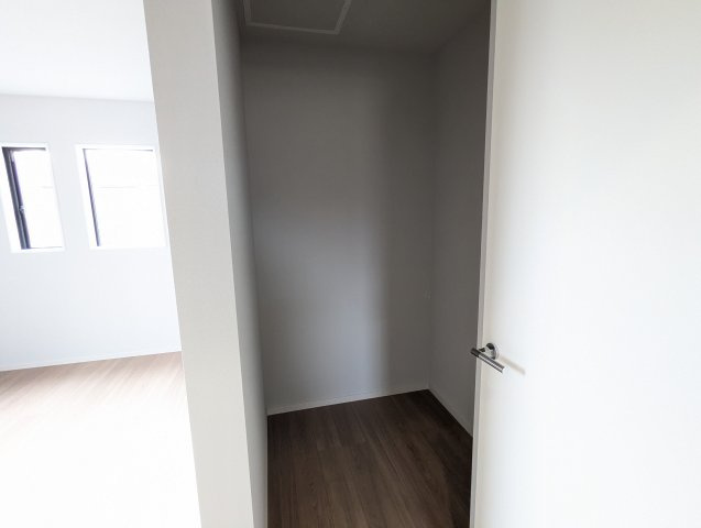 日立市桜川町　2期の収納|ウォークインクローゼットには衣類だけでなく、趣味のグッズもたっぷり収納できます