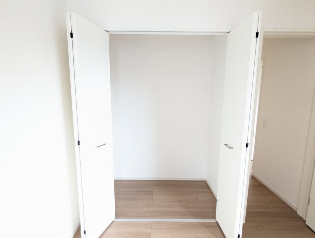 日立市桜川町　2期の収納|クローゼット内にキャストなどを置いていただき、スペースの有効活用を！