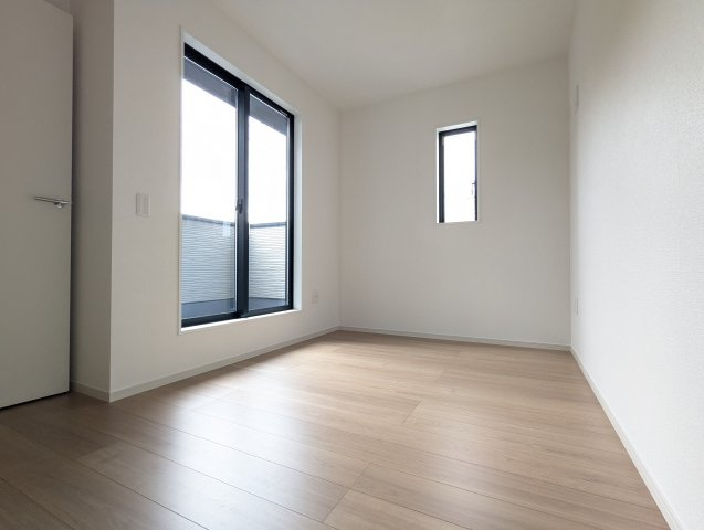 日立市桜川町　2期の洋室|バルコニーに面したお部屋は照明を点ける時間が少なくて済むので省エネに繋がります。