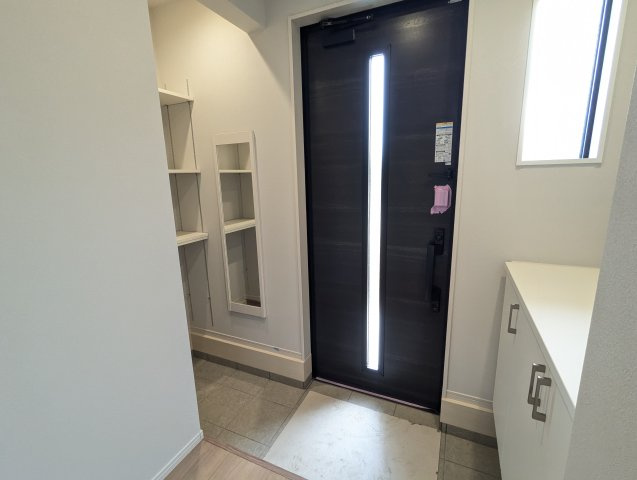 日立市桜川町　2期の玄関|玄関窓から光が差し込む明るい玄関です！白を基調としているのでスッキリとしています♪