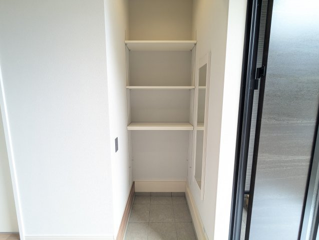 日立市桜川町　2期の収納|シューズインクローゼットには、ベビーカーや遊び道具、災害用グッズを収納いただけます！お出かけ前に身だしなみのチェック！うれしい姿見付きです♪