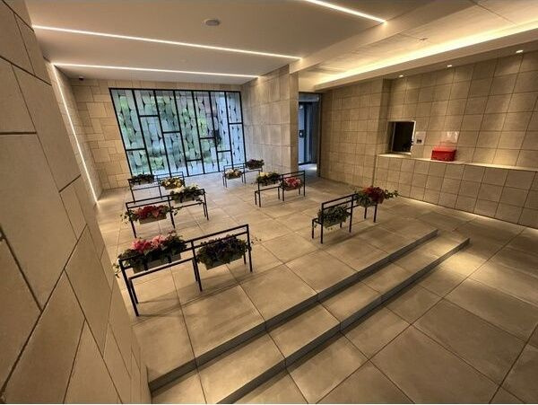 レジュールアッシュ塚本レジデンスのロビー