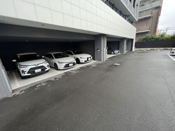 レジュールアッシュ塚本レジデンスの駐車場