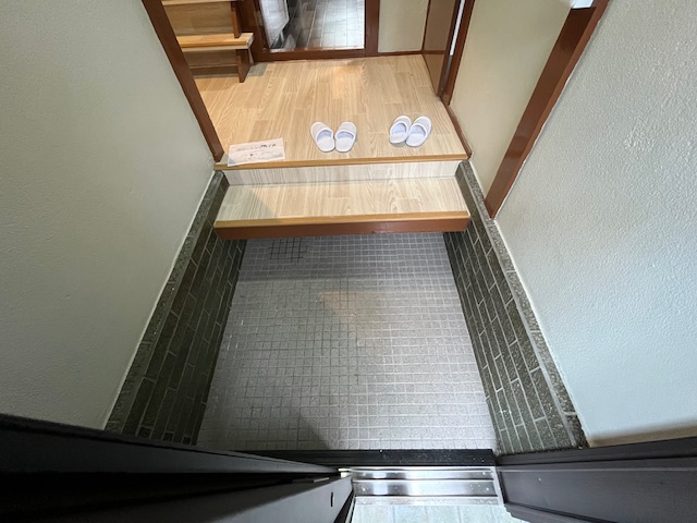 甲田二丁目貸家の玄関