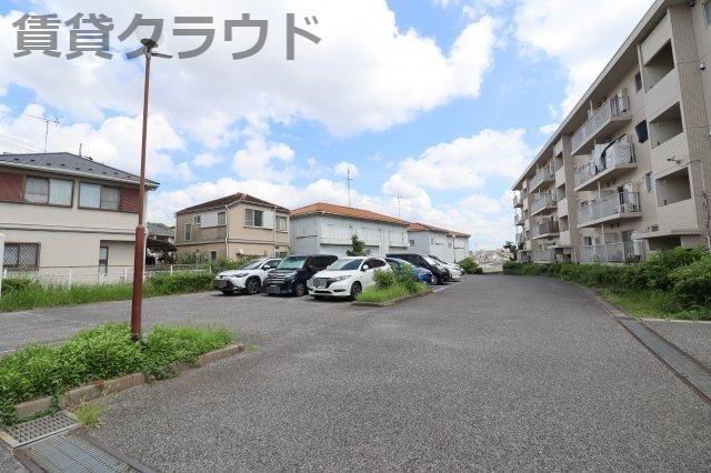 ライトコート斉藤Ⅱの駐車場|敷地内は広いので、車も停めやすいですよ！