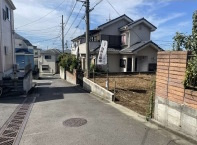 敷地面積30.5坪　売地　川越市豊田町2丁目の前面道路含む現地写真|南側：約4.0ｍ公道、約8.9ｍの接道でお車の出し入れもラクラクです♪近隣は商業施設が充実♪
