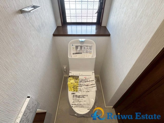 中古戸建　茅ヶ崎市香川4丁目のトイレ|換気ができる小窓付きのトイレ。ウォシュレットで快適に利用できます♪