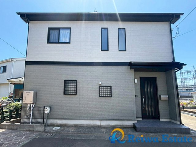 中古戸建　茅ヶ崎市香川4丁目の外観|お子様の自転車やバイクの置場を確保できるゆとりの駐車スペースがございます♪