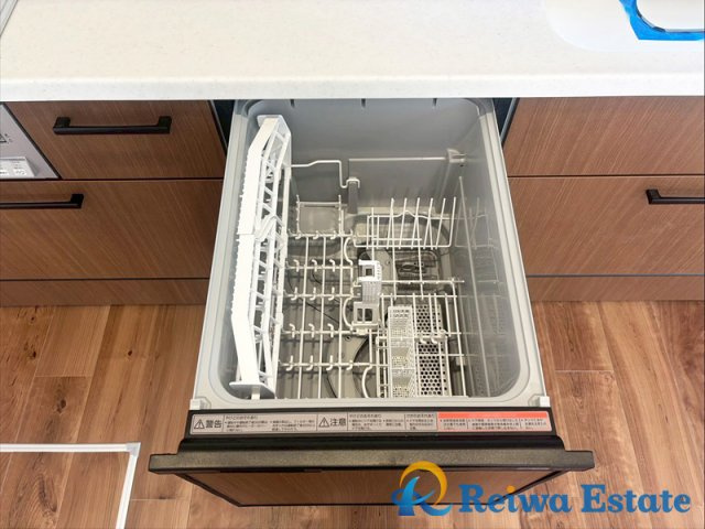 中古戸建　茅ヶ崎市香川4丁目の設備|食べ終わった後も洗い物は食洗器にお任せ。家事の時短が叶って、家族団らんの時間が増える便利な設備です。