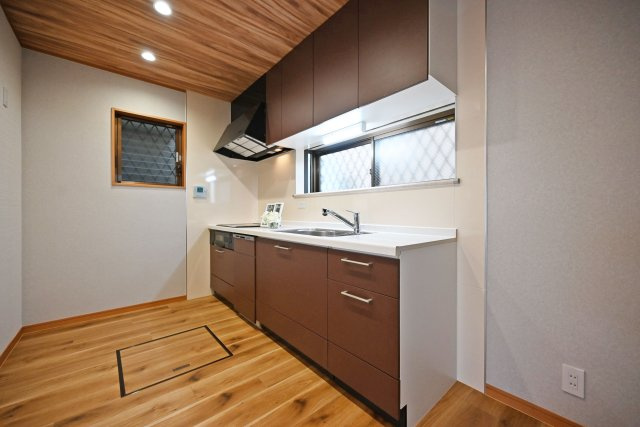 尼崎市琴浦町中古戸建｜4LDK+並列駐車2台可のキッチン|壁付けキッチンなのでリビングやダイニングルームのスペースを広く活用することができます。