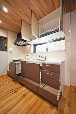 尼崎市琴浦町中古戸建｜4LDK+並列駐車2台可のキッチン|キッチン上部にダウンライトを設置し、作業性を確保。