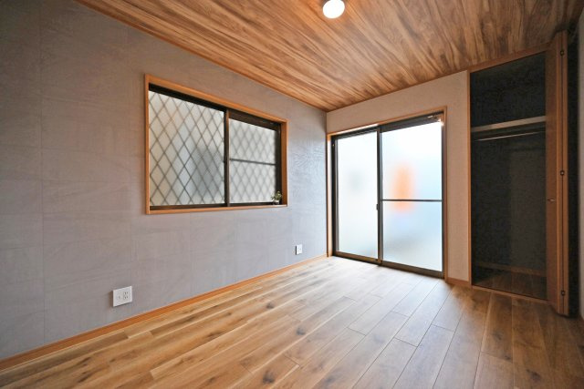 尼崎市琴浦町中古戸建｜4LDK+並列駐車2台可の洋室|1階リビング横に位置する洋室の内観写真です。 キッズスペースや客間として幅広くご活用頂けます。