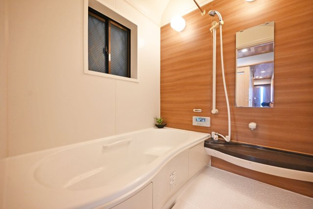 尼崎市琴浦町中古戸建｜4LDK+並列駐車2台可の浴室|1階浴室に入ってすぐの内観です。1616サイズのユニットです。