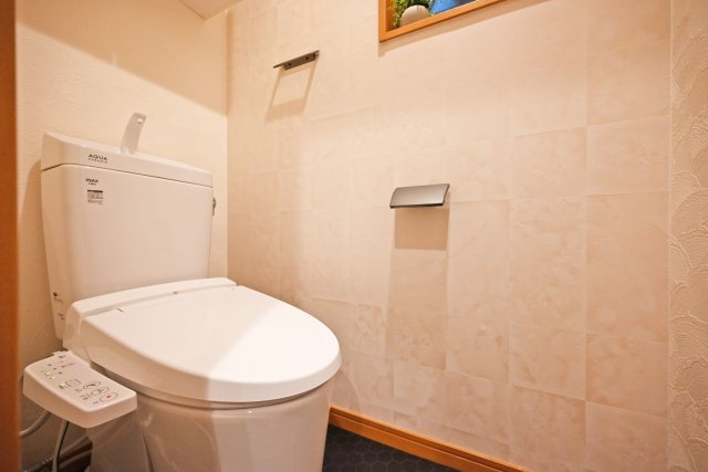 尼崎市琴浦町中古戸建｜4LDK+並列駐車2台可のトイレ|1階トイレの内観写真です。 1・2階に1か所ずつウォッシュトイレを導入しています。