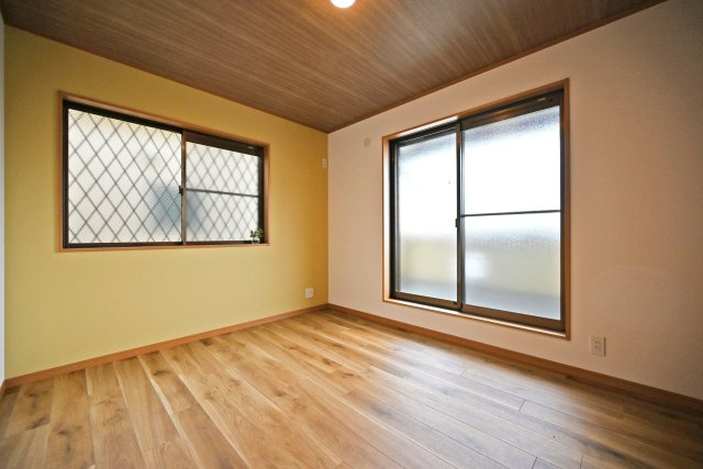 尼崎市琴浦町中古戸建｜4LDK+並列駐車2台可の洋室|2階主寝室想定に入ってすぐの内観写真です。 2面採光の為、採光通風ともに良好です。