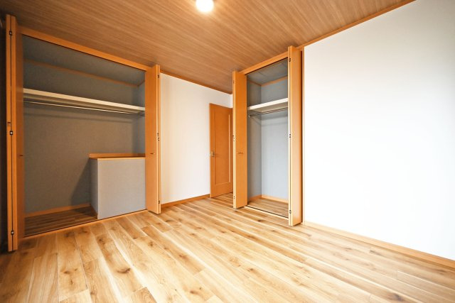 尼崎市琴浦町中古戸建｜4LDK+並列駐車2台可の洋室|-主寝室(2F)- 収納庫内には枕棚とハンガーレールを配置しています。 限られた収納スペースでもすっきりと片付けることが出来ます。